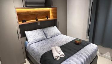 Studio 124 luxuoso, novo, bem equipado com ar condicionado e cozinha completa - Centro Mogi - Foto 3