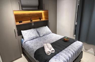 Studio 124 luxuoso, novo, bem equipado com ar condicionado e cozinha completa - Centro Mogi - Foto 3