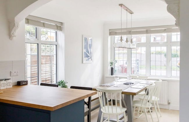 Bright Modern 4 br House 100 Metres From Beach - Photo 62