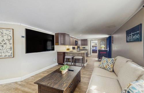 Close to Lake George! Couples Retreat with Pool - Foto 18