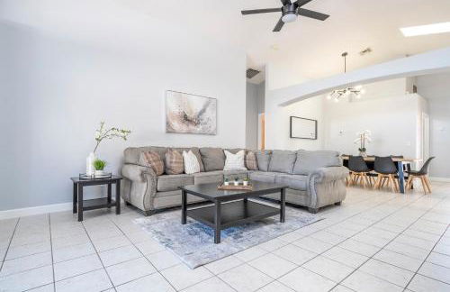 Magical 5-Bedroom Retreat w/ Pool, 3 Ensuite Bedrooms, Near Disney, and Internet! - Foto 35