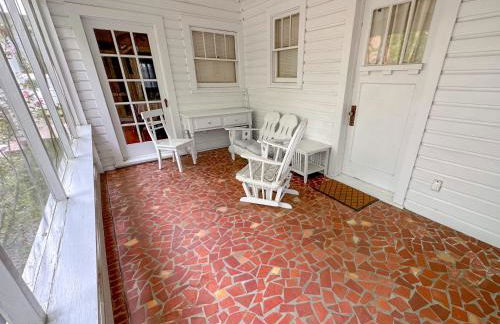 Adorable 1920s home near UF stadium sleeps 10 - Foto 8