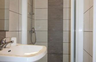 Chez Dan - Studio NEUF - 2 lits 2 personnes - internet - Centre ville - Parking proche - Proche gare - Géré par PrestaZen'Services - Photo 7