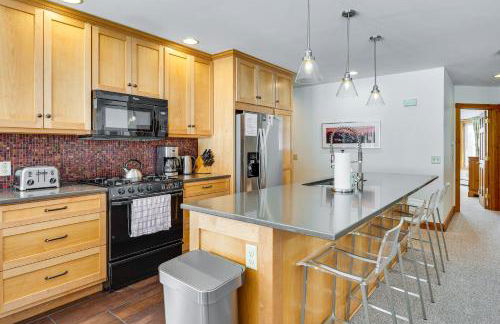 Ski-In Resort Family Condo with Deck at Jay Peak! - Foto 10