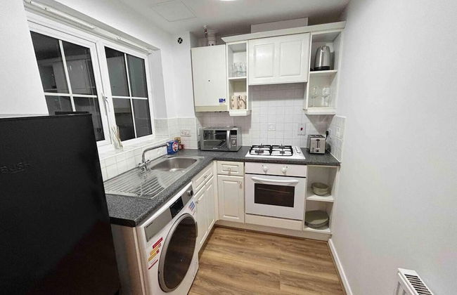 1-bed Apartment in Greater London Next to Station - Photo 7