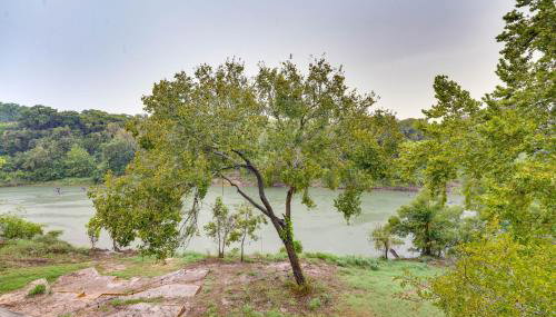 Riverfront Cuero Vacation Home with Spacious Deck! - Foto 3