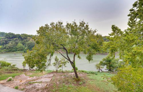Riverfront Cuero Vacation Home with Spacious Deck! - Foto 3