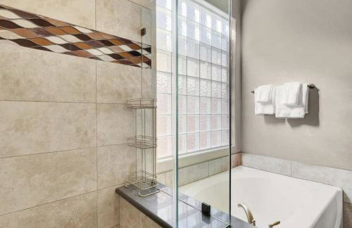 Lux 3BR Oasis Near Strip with Heated Pool and Jacuzzi - Photo 17