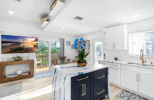 Charming Beachfront Cottage with Dock Slip and Kayaks on Little Gasparilla Island | Placida, FL - Foto 8