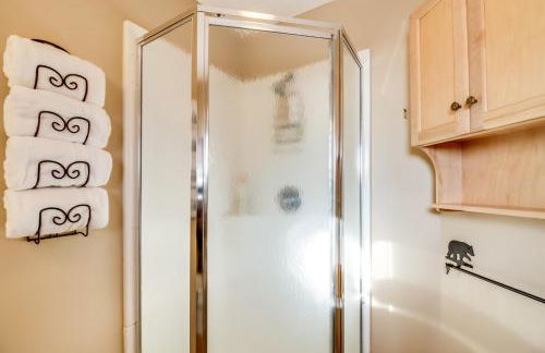 Lakefront Isle Escape with Dock and Fire Pit! - Foto 13