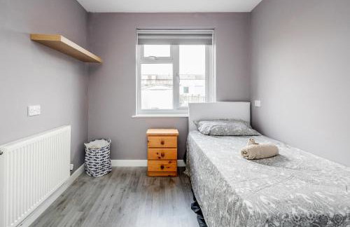 Remaj Serviced Accommodation, sleeps 7 & free parking - Foto 18