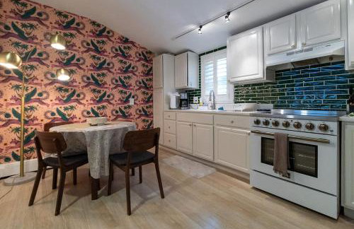 Quiet Cottage In The Woods, with Hot Tub! - Foto 10