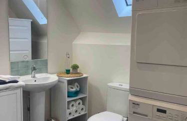 Large town centre apartment with parking - Photo 10
