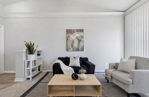 North Dallas 1BR Escape Modern Design Amenities - Photo 1