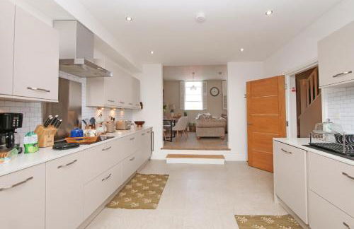 Apartment 11 Bluebridge with Free Parking - Photo 54