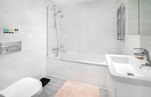 2 Bedroom, 2 Bathroom Apartment with Balcony in Hoxton Shoreditch, Sleeps 6 - Foto 16