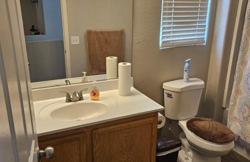 This cute 3 bedroom 2 and half bath is cozy - Photo 35
