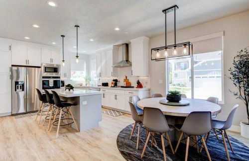 Midway to Heaven! BRAND NEW 5 bed 4.5 bath, HOTTUB - Photo 7