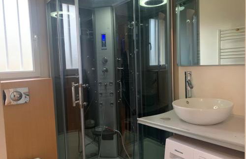 Charming Studio with Balneo Shower, Parking Included - Foto 21