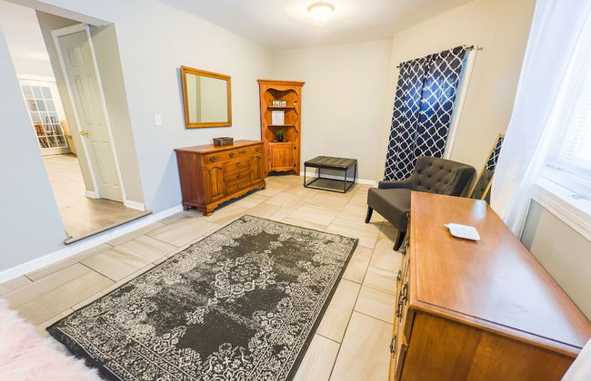 The Stone Castle - With Private Yard & Parking, Near Falls & Casino by Niagara Hospitality - Foto 7