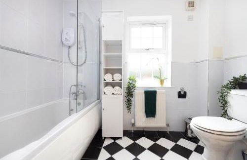 JOIVY Greenknowes Cottage with Hot Tub & Fireplace - Photo 14