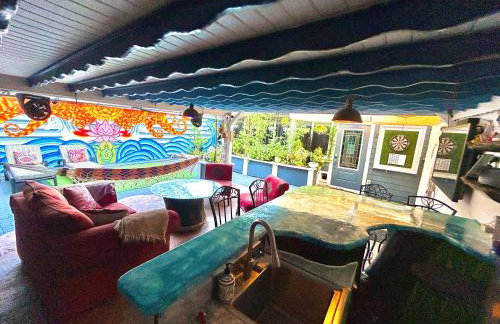 Artistic Retreat, King Suite with Private Balcony! - Foto 41