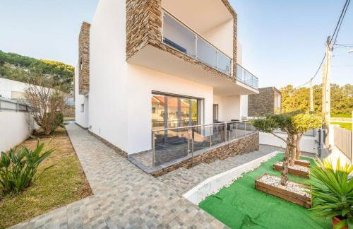 GuestReady - Charming family retreat with pool - Photo 38