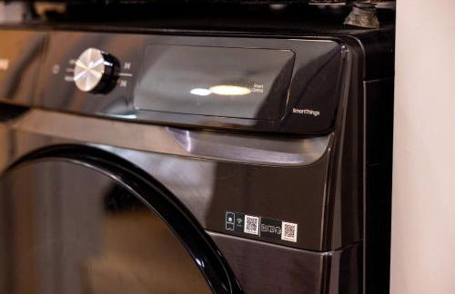 Luxe Retreat, Modern Gem with Private Backyard Oasis - Foto 41