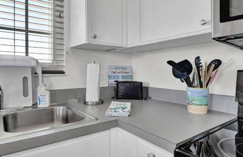 Beach Supplies | Fire Pit | Walk to Beach & Marina - Foto 37