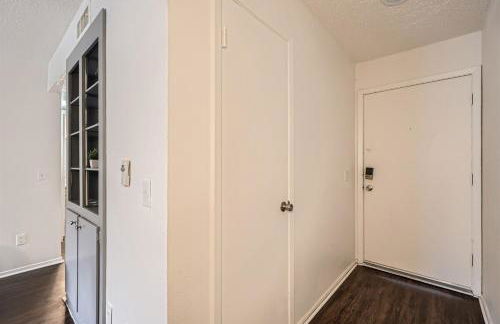 Your Modern King Suite Getaway - Sleeps 4 - Pool, Prkg - Foto 8