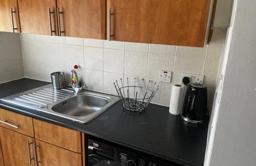 Cozy Two Bedroom Flat 1 Minute from Forest Hill Train Station - Photo 11