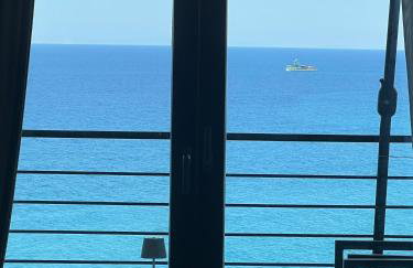 The Yacht House - Photo 2