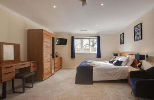 Hunters Cottage - Luxury, high end, hot hub, AC, slipper bath, couples retreat - Photo 58