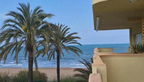 Estupendo apartamento en primera línea de playa y con vistas al mar - Foto 2