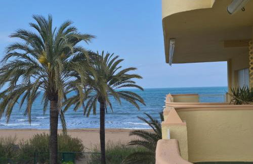 Estupendo apartamento en primera línea de playa y con vistas al mar - Foto 1