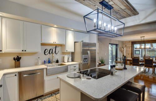 Large Home with Game Room, 4 Mi to Mississippi River - Foto 5