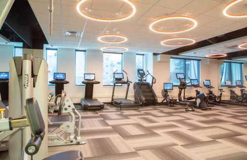 Chic East Side 1BR Apt with Balcony, Pool, and Gym - Foto 32