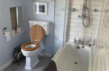 Lovely Charmouth cottage with log fire & garden close to beach - Photo 24