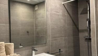 Spacieux studio à Golfe Juan 2 minutes des plages - Foto 4, towels, Shower