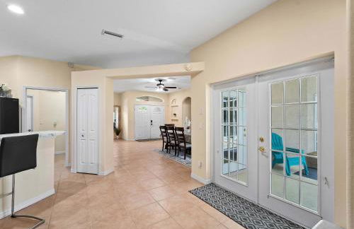 Tranquil & Spacious Family Retreat Swimming Pool - Foto 13