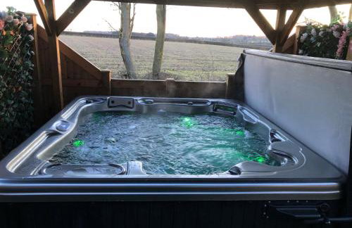 Couple’s Lodge With Hot Tub - Foto 14