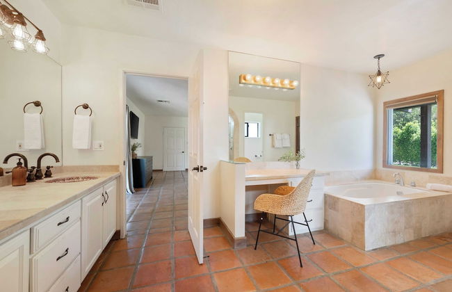 Sleeps 20! Architectural Mansion w/ Pool, Indoor Tennis Court, Game Room Starlight Estate by Avantstay - Foto 21