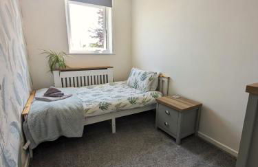 Your Leominster Base - 3BR Home with Garden & Parking - Foto 31