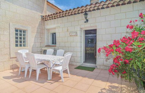 Nice Apartment In Le Sambuc With Wifi - Foto 12