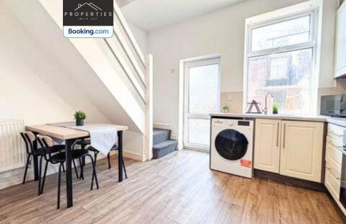 Centrally Located House By Properties With Joy Short Lets and Serviced Accommodation Ashton Ideal for Monthly Stay - Foto 7