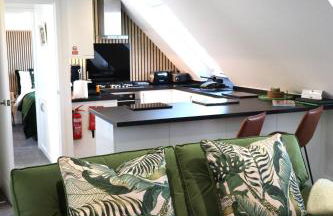 THE HIDEAWAY - LUXURY SELF CATERING COASTAL APARTMENT with PRIVATE ENTRANCE & KEY BOX ENTRY JUST A FEW MINUTES WALK TO THE BEACH, SOLENT WAY WALK, SHOPS and many EATERIES & BARS - FREE OFF ROAD PARKING,FULL KITCHEN, LOUNGE,BEDROOM , BATHROOM & WI-FI - Foto 6