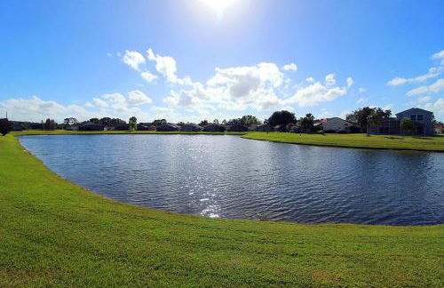 Lakefront Villa with private heated pool - Foto 1