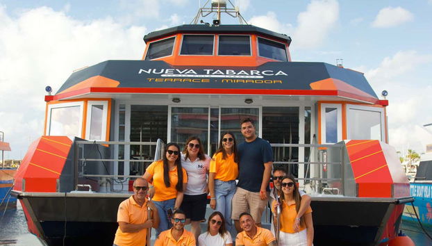 L'équipage devant le catamaran