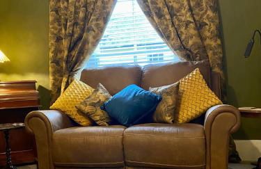 Stunning 2 Bedroom Flat in a Central Location - Photo 19