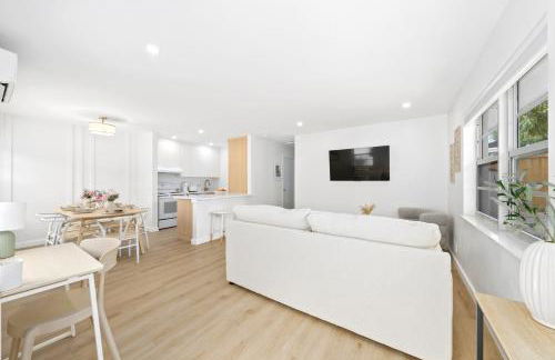 M Lake Worth Beach - Modern Villas Near West Palm Beach, Chic Retro Vibes, King Bed, Cozy Backyard, BBQ, Workspace, High-Speed Internet, Free Parking, 5 Minutes to Downtown & Beach - Foto 17